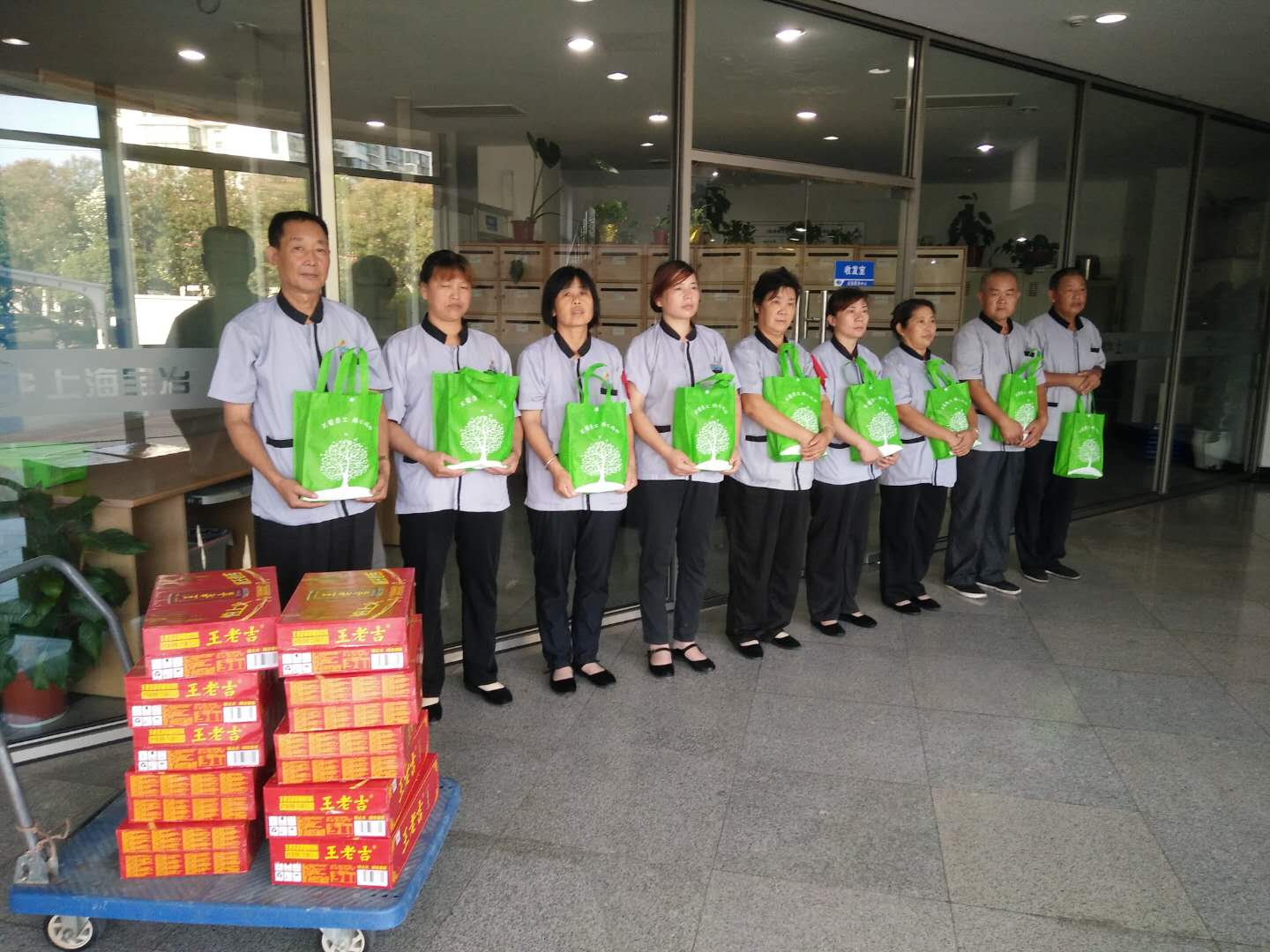 炎炎夏日送“清涼” 公司領導慰問高溫下堅守的項目一線員工 炎炎夏日送“清涼” 公司領導慰問高溫下堅守的項目一線員工